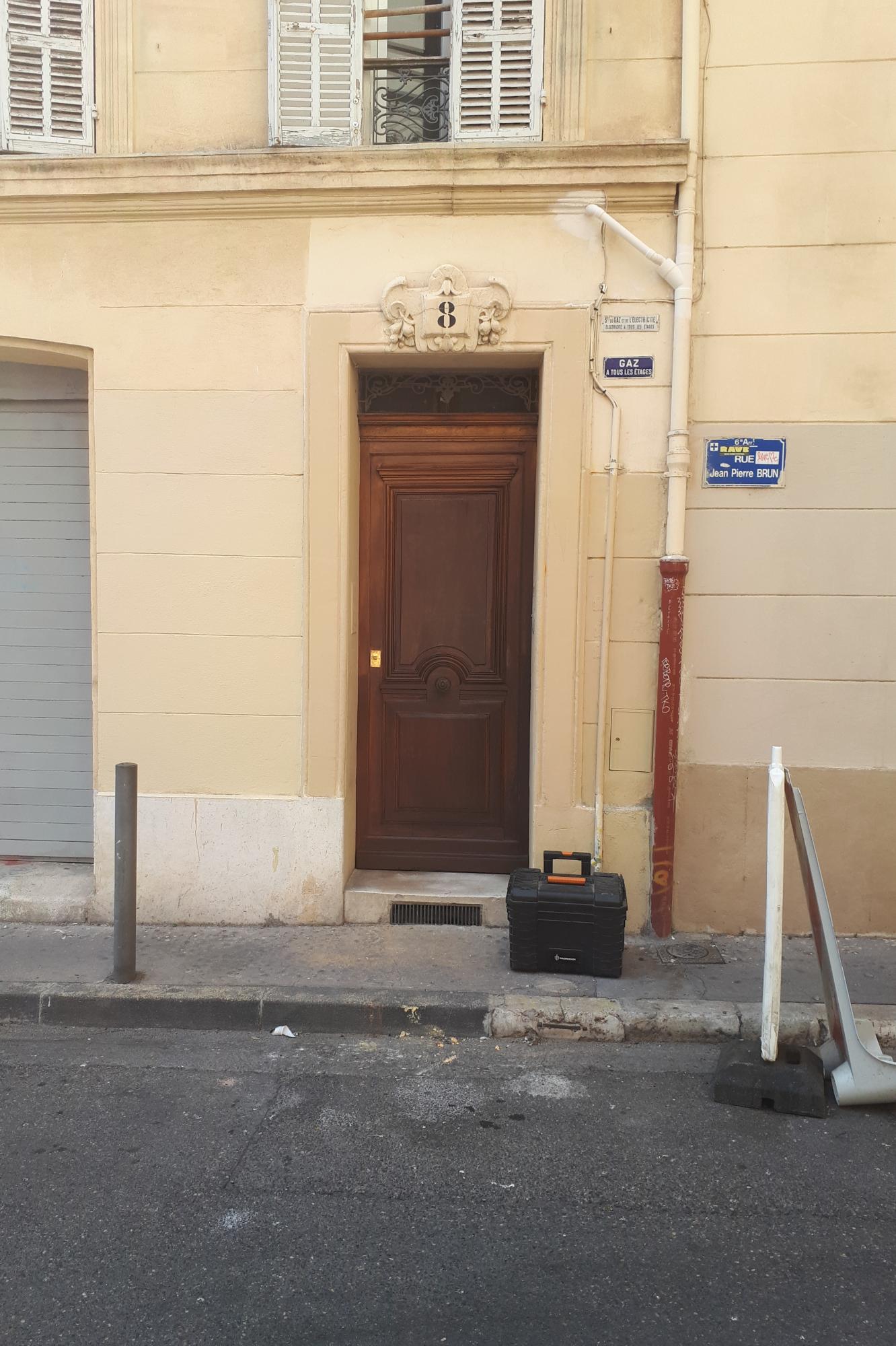 Porte réparée et peinte 