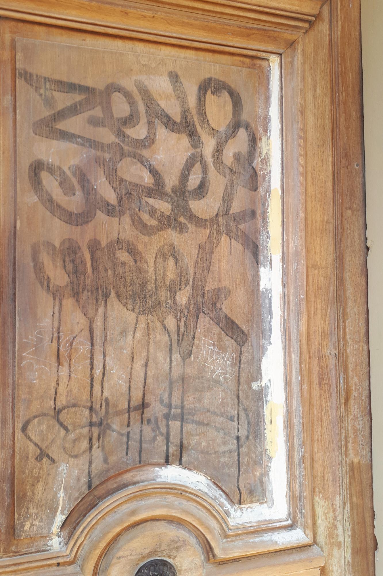 tag et réparation d'une porte d'immeuble