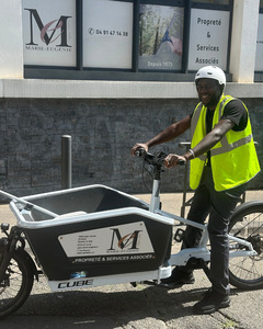  Marie-Eug�nie utilise le v�lo cargo �lectrique